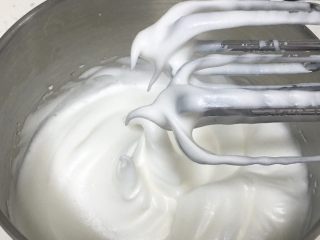 3、肉松蒸蛋糕,继续搅打50圈，蛋白变得细腻光滑，再加最后的15克细砂糖。