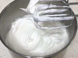 4、肉松蒸蛋糕,再次搅打50圈，蛋白硬挺、细腻光滑，打蛋头上出现直立的小尖峰。