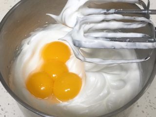 5、肉松蒸蛋糕,加入蛋黄。