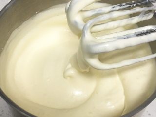 6、肉松蒸蛋糕,继续搅打二分钟左右，蛋糊变得浓稠，滴落的蛋糊不会马上消失。