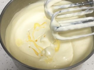 7、肉松蒸蛋糕,加入玉米油搅匀。