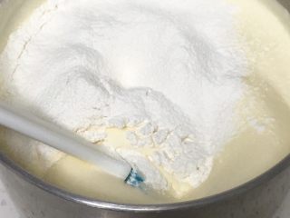 8、肉松蒸蛋糕,过筛低筋粉，分两次加入拌匀。