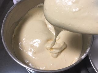 9、肉松蒸蛋糕,浓稠的蛋糕糊就完成了。