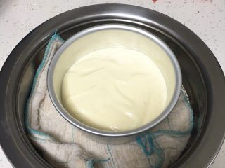 10、肉松蒸蛋糕,蛋糕糊一半倒入模具，锅中放一块毛巾。