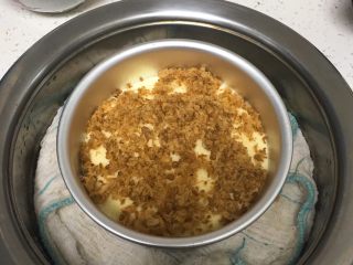 12、肉松蒸蛋糕,将模具拿出放入肉松，到完蛋糕糊。