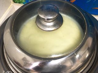 13、肉松蒸蛋糕,再次放入锅中蒸15分钟。