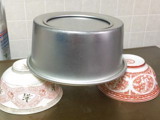 14、肉松蒸蛋糕,烤完拿出后倒扣，冷却后再脱模。