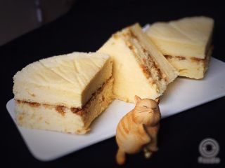 16、肉松蒸蛋糕,切开就可以品尝了。