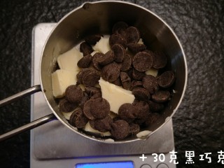 2、最经典浓郁巧克力奶酪蛋糕,加30克黑巧克力。