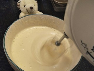 9、最经典浓郁巧克力奶酪蛋糕,打蛋器高速打十分钟。