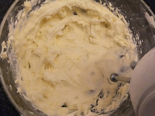 20、最经典浓郁巧克力奶酪蛋糕,加糖粉打发。开打蛋器高速两分钟。