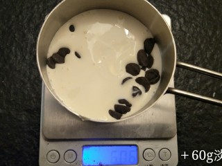 25、最经典浓郁巧克力奶酪蛋糕,加入60克淡奶油。