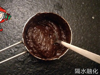 27、最经典浓郁巧克力奶酪蛋糕,隔水融化。再加入十克郎姆酒。