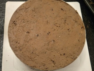36、最经典浓郁巧克力奶酪蛋糕,再盖上一层蛋糕,再挤上一层奶油。表面磨平进冰箱冷藏八个钟头以上。
