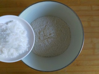 2、早餐+醇香花生碎土司,加入奶粉和全部糖