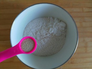 3、早餐+醇香花生碎土司,加入酵母