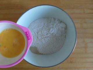 4、早餐+醇香花生碎土司,鸡蛋打散取蛋液30克加入上述面粉中