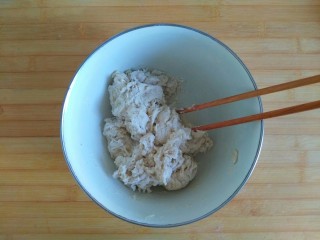 5、早餐+醇香花生碎土司,加入全部的水，用筷子搅成絮状