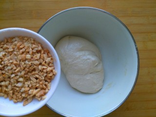 6、早餐+醇香花生碎土司,快揉好之前二三分钟加入花生碎揉均匀