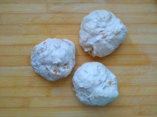 7、早餐+醇香花生碎土司,面团均分3等份，滚圆，收口向上