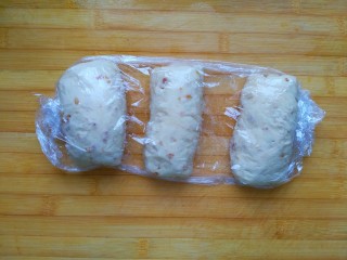 8、早餐+醇香花生碎土司,盖保鲜膜松弛15分钟左右