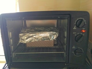 10、早餐+醇香花生碎土司,大约10分钟左右，土司高度达到最高点，土司不在攀升，同时表面有点上色，及时加盖锡纸