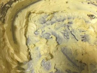 3、扁桃仁一口酥,软化后的黄油电动打蛋器搅打均匀就可以了，不要太久