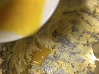 5、扁桃仁一口酥,鸡蛋液分两次加入，加入第一次搅打均匀后再加入第二次蛋液搅打均匀，黄油随着搅打变白体积膨大