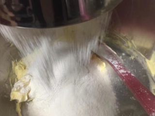 8、扁桃仁一口酥,筛入200g的低粉