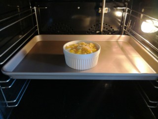 8、香橙烤吐司—清新香甜的早餐,烤箱预热175度，放入烤箱中层，烤20分钟左右。