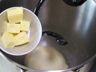 2、轻松熊小面包,启动厨师机揉面,待面团揉至光滑有韧性时,加入室温软化的黄油