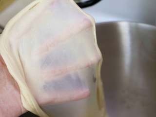 3、轻松熊小面包,继续揉至可以拉出薄膜的扩展阶段