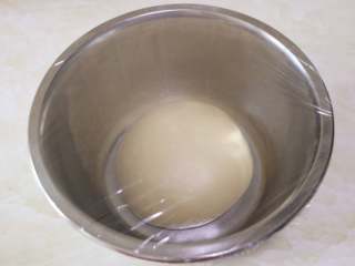 4、轻松熊小面包,将面团取出,放入一个干净的容器中,盖上保鲜膜,进行基础发酵1小时