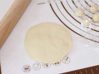 8、轻松熊小面包,取一个大面团,擀成中间厚,边缘薄的圆形
