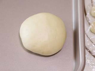 11、轻松熊小面包,四周尽量往收口收紧,形成表面光滑紧绷的面团,小熊的脑袋就做好了