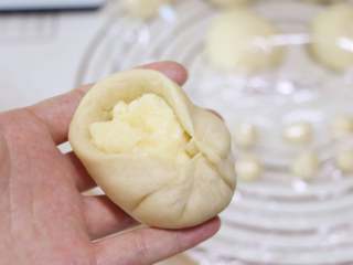 9、轻松熊小面包,包入卡仕达馅,每个馅料约26g