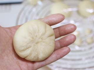 10、轻松熊小面包,像包包子一样包起来,收口捏紧