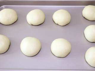 12、轻松熊小面包,全部做好摆入烤盘