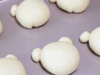 13、轻松熊小面包,在相应位置粘上小熊的耳朵(可先在耳朵位置抹点水,方便粘在一起)