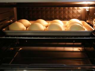 14、轻松熊小面包,开始预热烤箱,预热好之后,把模具放入烤箱中层,190度烤17分钟