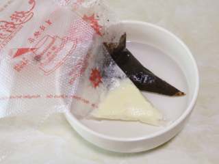 16、轻松熊小面包,烤好出炉,待面包放凉后再进行装饰:黑、白巧克力分别装入裱花袋中隔温水融化