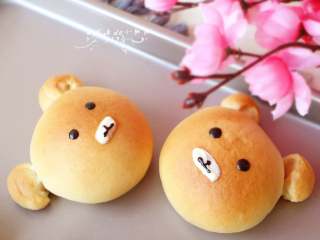 17、轻松熊小面包,先用白巧克力画上小熊的鼻子,黑巧克力画上眼睛,鼻子部分的白巧克力凝固后再画上黑巧克力即可