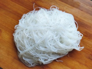 5、不擀皮～皮薄馅大～韭菜馅饼,一小把干粉丝放入温水中浸泡至变软