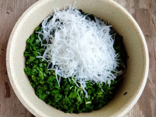 7、不擀皮～皮薄馅大～韭菜馅饼,先把粉丝放在韭菜里面。