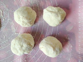 10、不擀皮～皮薄馅大～韭菜馅饼,醒好的面直接分出一个个的小面挤子