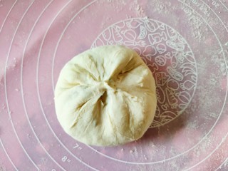 14、不擀皮～皮薄馅大～韭菜馅饼,第二种像包包子一样。把收口多余的小面团揪掉。