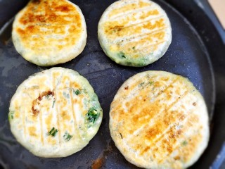 16、不擀皮～皮薄馅大～韭菜馅饼,两面煎到金黄熟透即可！