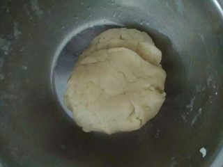 1、三鲜煎饺,揉到光滑