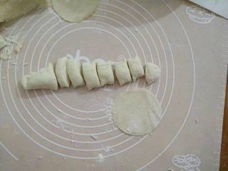 2、三鲜煎饺,揉成一条切小块擀成圆形的饺子皮即可