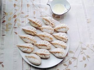 3、三鲜煎饺,依次包好的饺子